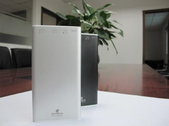 La Banca portatile mobile nera di potere alimentazione elettrica/7000MAH di bianco 5V