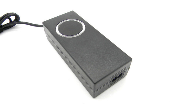 Il CE certifica il CA 90W all'adattatore universale di potere del computer portatile di CC sopra la protezione corrente