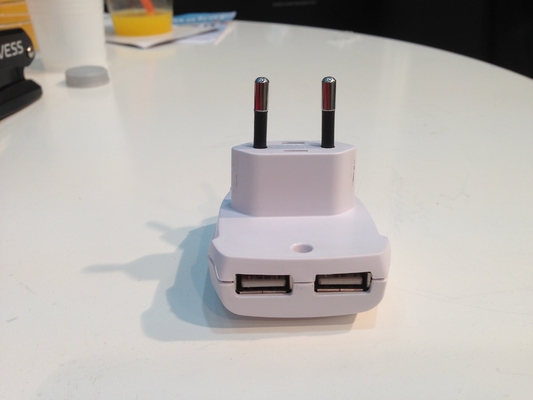 2.1A bianchi si raddoppiano la spina dell'Eu del caricatore dell'adattatore di corrente alternata Del caricatore della parete del Usb, 100 - 240v
