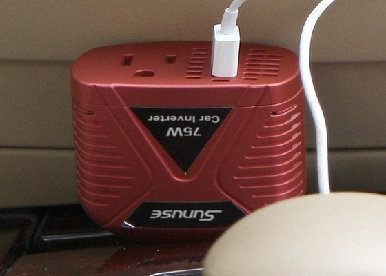 CC dell'invertitore 12v di potere dell'automobile di alta efficienza 75w a CA 220v con la spina dell'accendino