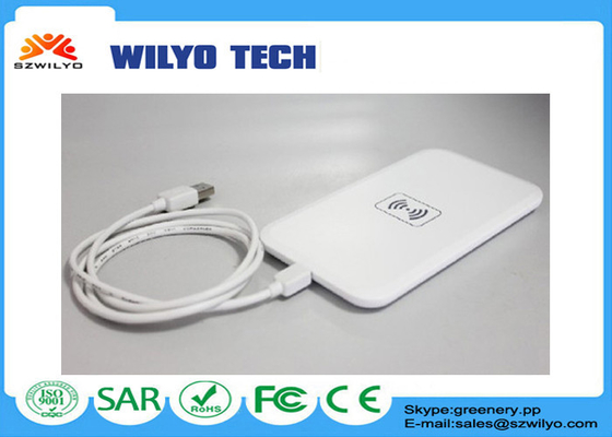 Accessori bianchi del telefono cellulare, accessori dei telefoni cellulari nell'immagazzinamento del caricatore senza fili universale