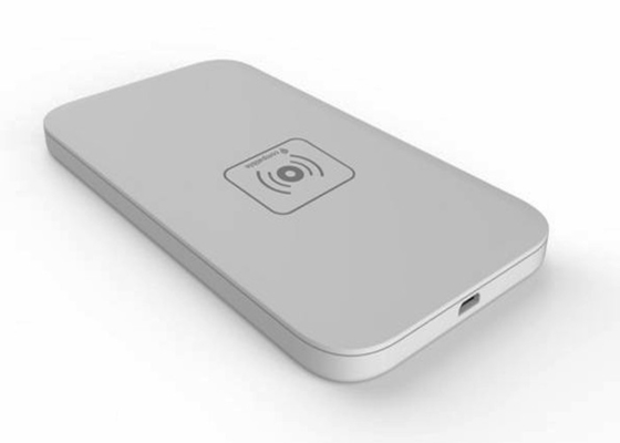 Accessori bianchi del telefono cellulare, accessori dei telefoni cellulari nell'immagazzinamento del caricatore senza fili universale