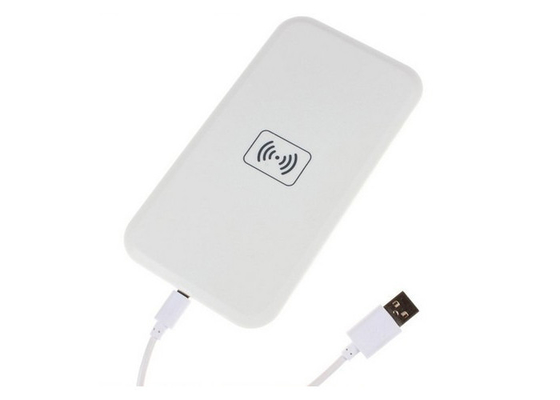Accessori bianchi del telefono cellulare, accessori dei telefoni cellulari nell'immagazzinamento del caricatore senza fili universale