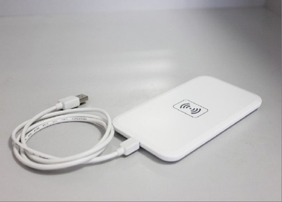 Accessori bianchi del telefono cellulare, accessori dei telefoni cellulari nell'immagazzinamento del caricatore senza fili universale